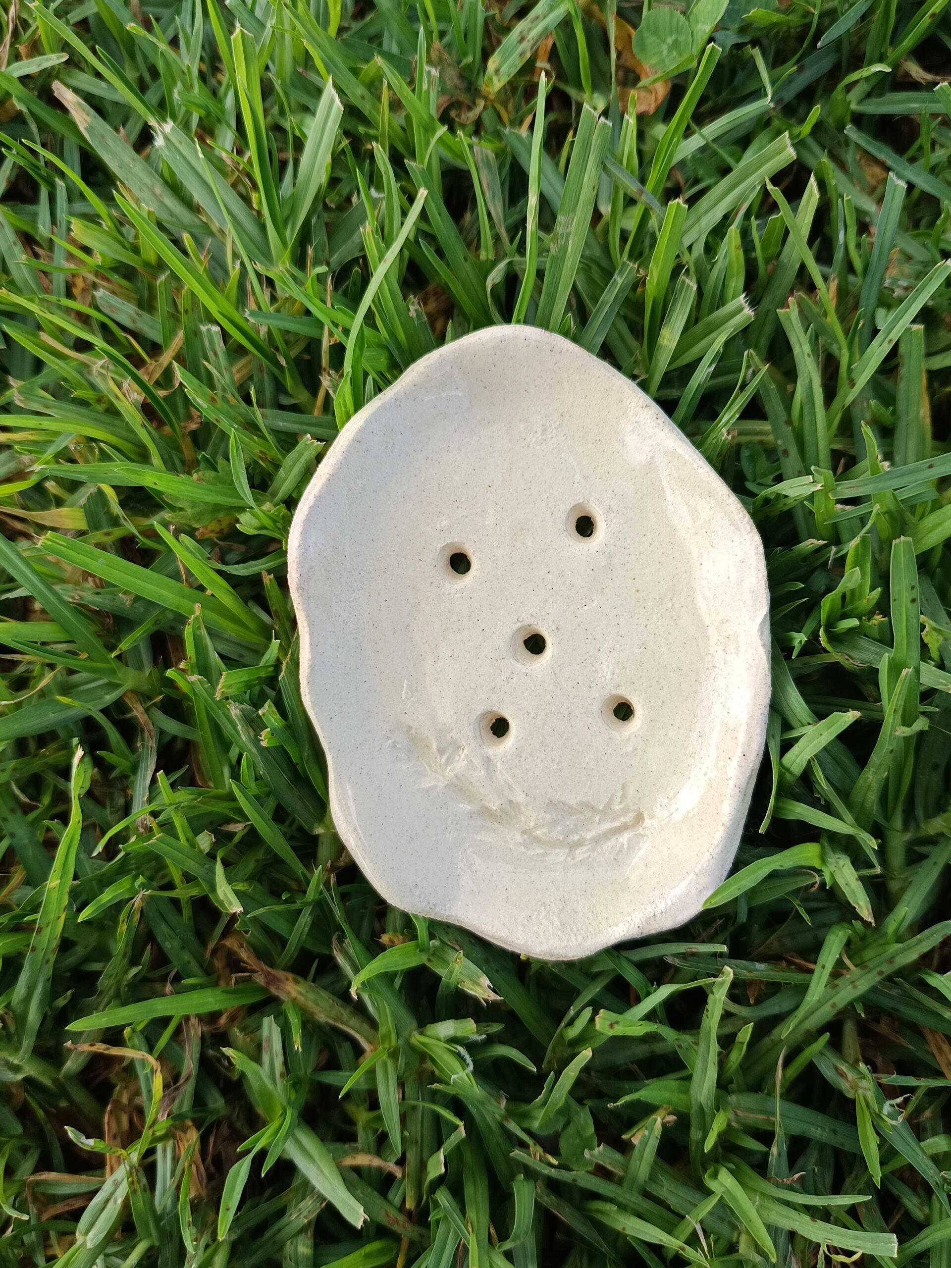 Jabonera artesanal de cerámica blanca
